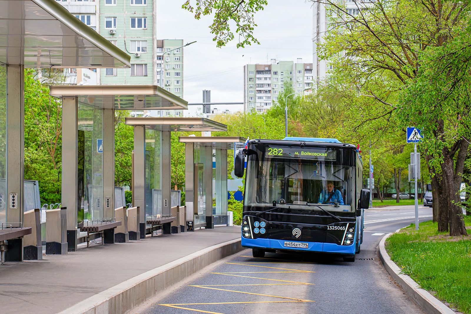 На 10 улицах Москвы созданы скоростные коридоры для автобусов и электробусов