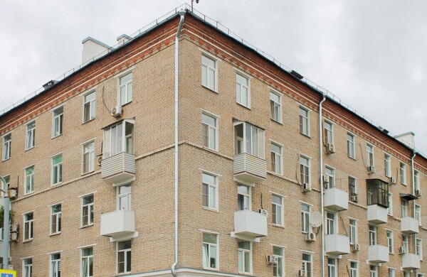 В столице привели в порядок три дома с датами возведения на фасадах