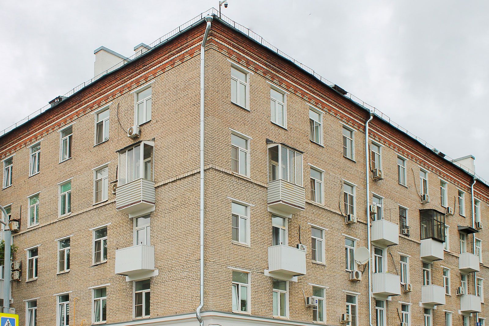 В столице привели в порядок три дома с датами возведения на фасадах