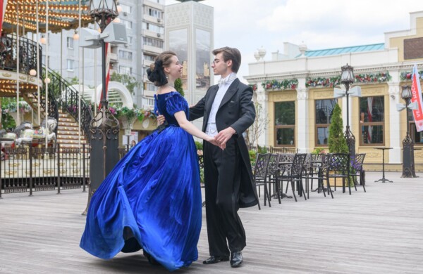 Театр на улицах: «Мосбилет» и реконструкторы фестиваля «Времена и эпохи» покажут костюмы XIX–XX веков