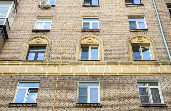 На Большой Филевской улице обновляют дом в стиле советского неоклассицизма