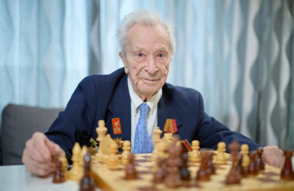 Сергей Собянин поздравил с 100-летием ветерана ВОВ Владимира Колосова