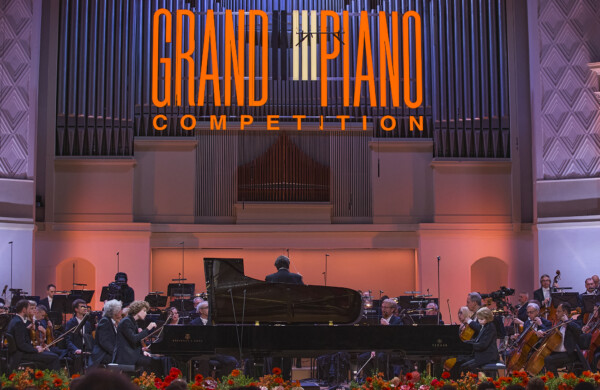 В конкурсе Grand Piano Competition соревнуются 15 юных пианистов из 7 стран