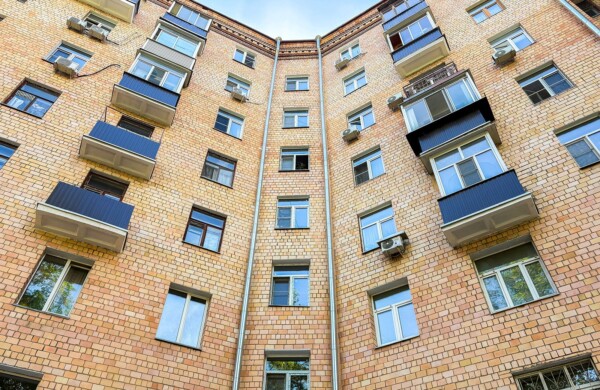 Более 200 домов с фризами на фасадах обновили в Москве