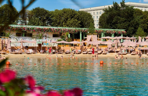 В парках Москвы открыта 41 оборудованная зона отдыха у воды