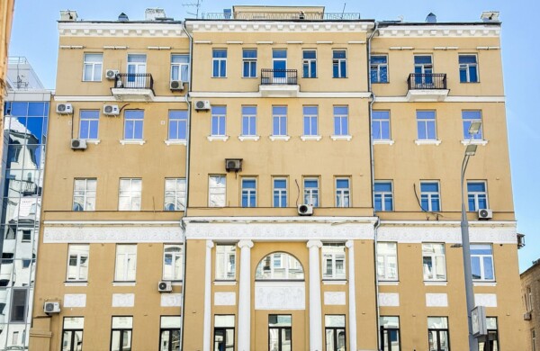 Живая пластика фасадов: с 2015 года в столице обновили 25 жилых домов с женскими образами