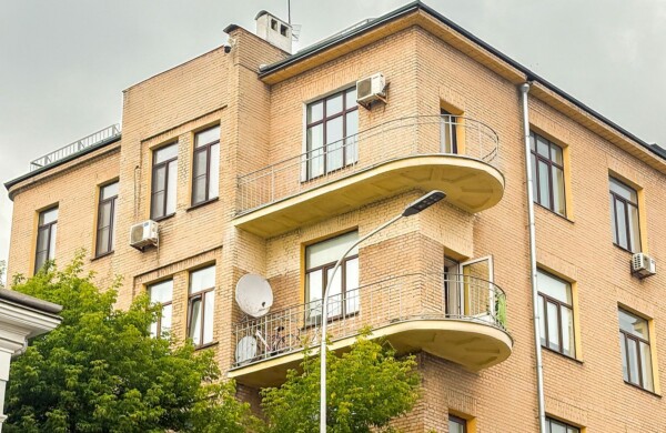 35 домов с угловыми балконами обновили в Москве по программе капитального ремонта