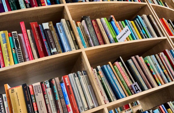Что читают москвичи: библиотеки назвали самые популярные книги первого полугодия 2026-го