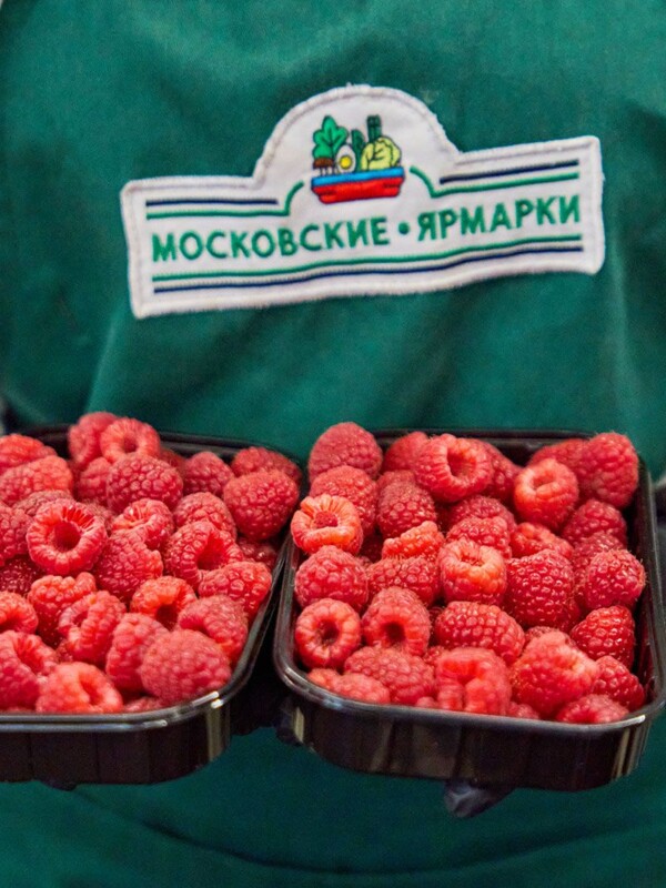 Фермеры начали привозить на московские ярмарки малину и ежевику