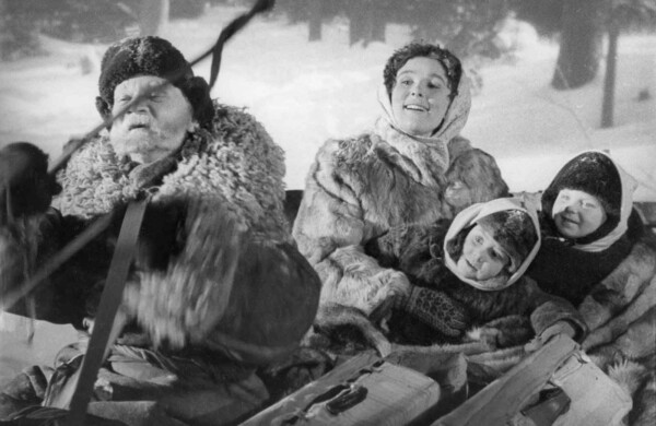Лето с книгой и кино: подборка полезных для школьников экранизаций Киностудии Горького
