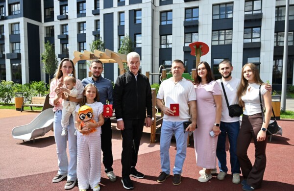 Мэр Москвы встретился с участниками программы реновации в районе Черемушки