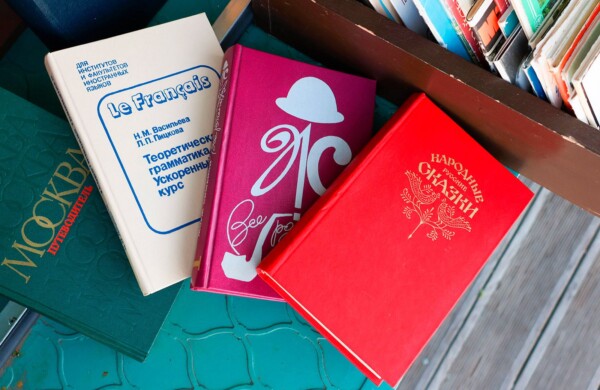 От детских книг до словарей: какие издания представлены на винтажном маркете в «Коломенском»
