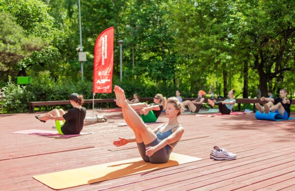 «Спортивные выходные»: в парках Москвы пройдут бесплатные функциональные тренировки
