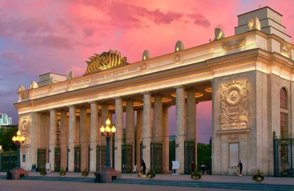 Финальный этап реставрации арки главного входа в Парк Горького в Москве
