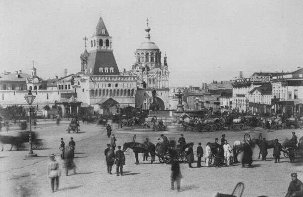 На Трубной площади открылась фотовыставка к юбилею издания книги «Москва и москвичи»