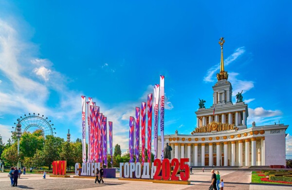 Тысячи флагов, парад трамваев и события рядом с домом: как Москва отмечает День города