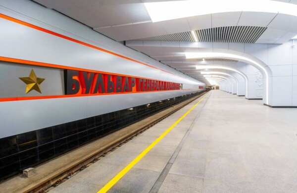 Станцию метро «Бульвар Генерала Карбышева» украсили 12 барельефов