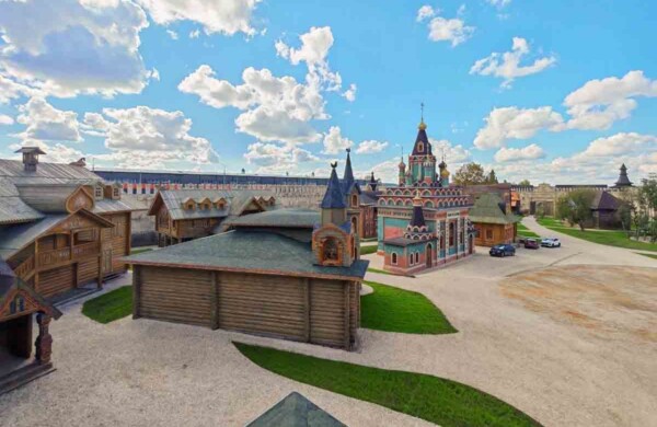 В кинопарке «Москино» открылась декорация «Сказочный город»