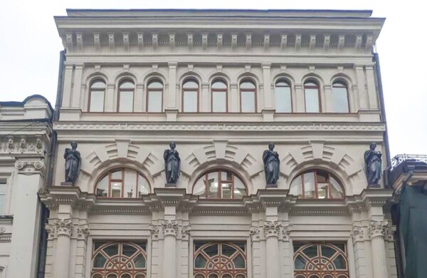 От травников до именитых фармацевтов: Russpass подготовил подборку старинных аптек столицы