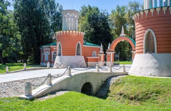 Парки-рекордсмены Москвы: где увидеть вековые деревья и старинные сооружения
