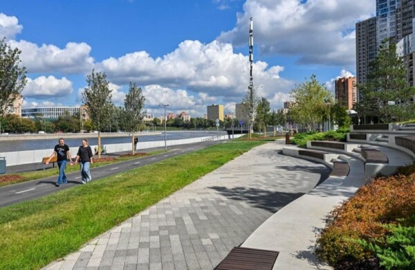 На Крутицкой набережной до конца 2026 года создадут 500-метровую пешеходную зону со смотровыми площадками