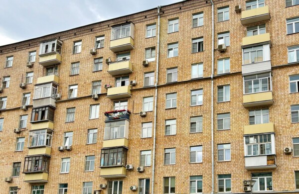 Более 850 домов с венчающими карнизами обновили по программе капремонта в Москве