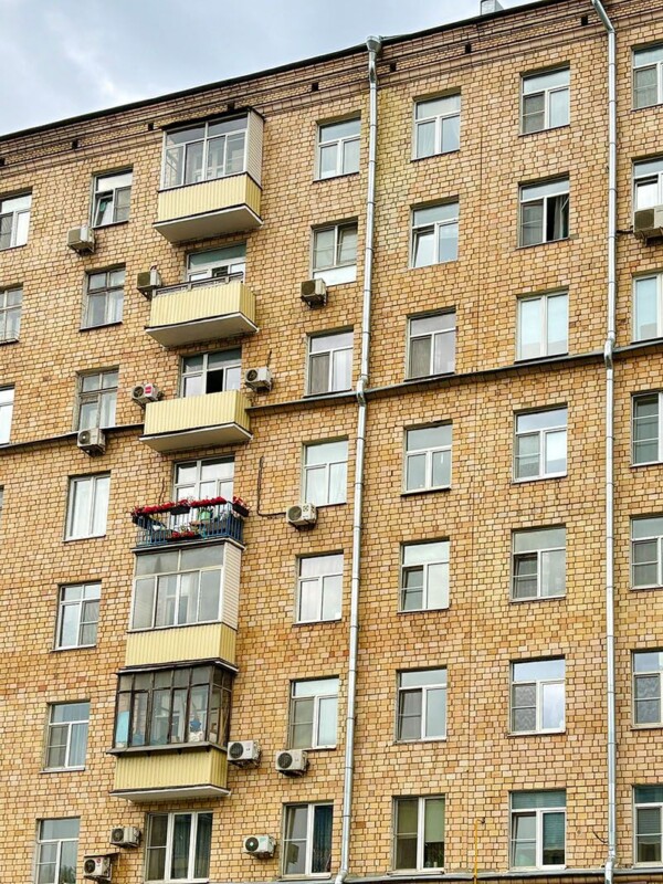 Более 850 домов с венчающими карнизами обновили по программе капремонта в Москве
