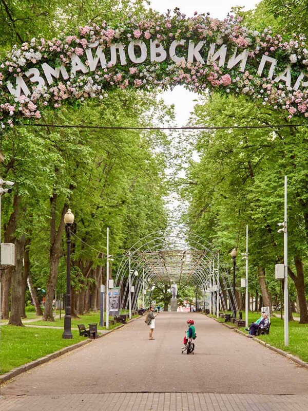 От розария до кленовой аллеи: какие места для прогулок в парках популярны у москвичей