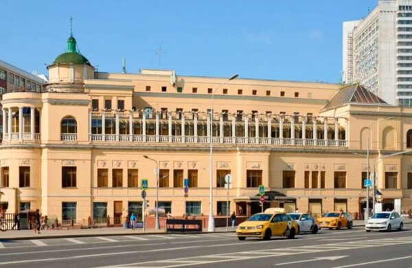 На Арбате начали реставрировать фасады легендарного ресторана «Прага»
