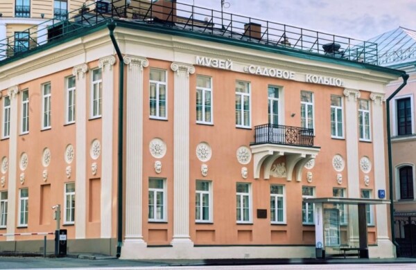 Фасады музея «Садовое кольцо» в центре Москвы отреставрировали