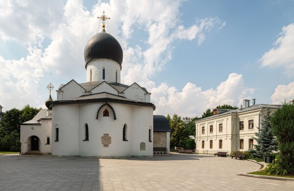 Старинные обители, живописные парки и купеческие особняки: куда отправиться с «Московским долголетием» этой осенью
