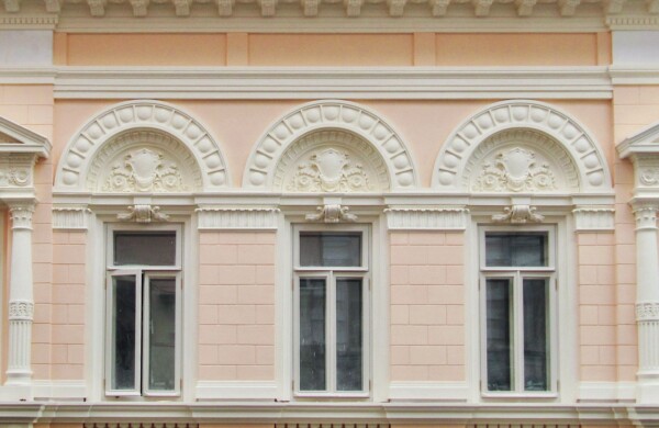 Фасады исторической усадьбы в Сеченовском переулке отреставрировали