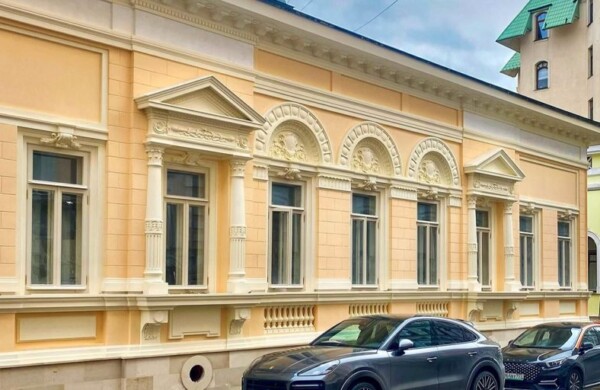 В Сеченовском переулке завершили обновление фасадов старинной усадьбы