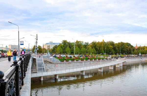 Комфорт и безопасность: как проводили испытания пешеходного моста на Болотной набережной